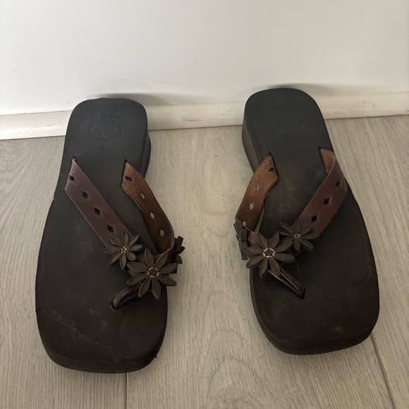 Reef Size 7 Sandals - Picture 1 of 4